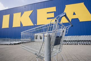 Nákupný kôš je pred zatvorenou predajňou IKEA v nemeckom meste Wallau.