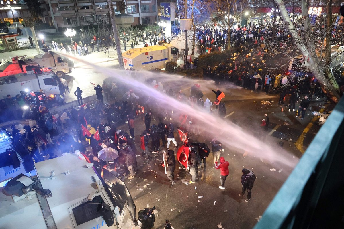 Türgi kohus otsustas Istanbuli linnapea vahi alla jätta. Rahvas avaldab meelt