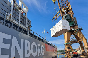 Załadunek celulozy w porcie OT Logistics