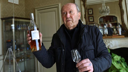 ”Det här är kanske världens bästa konjak”, säger Christian Thomas, 91, stolt. Men han är orolig för vad som ska ske om Donald Trump lägger 200 procent tull på europeiska vin- och spritprodukter.