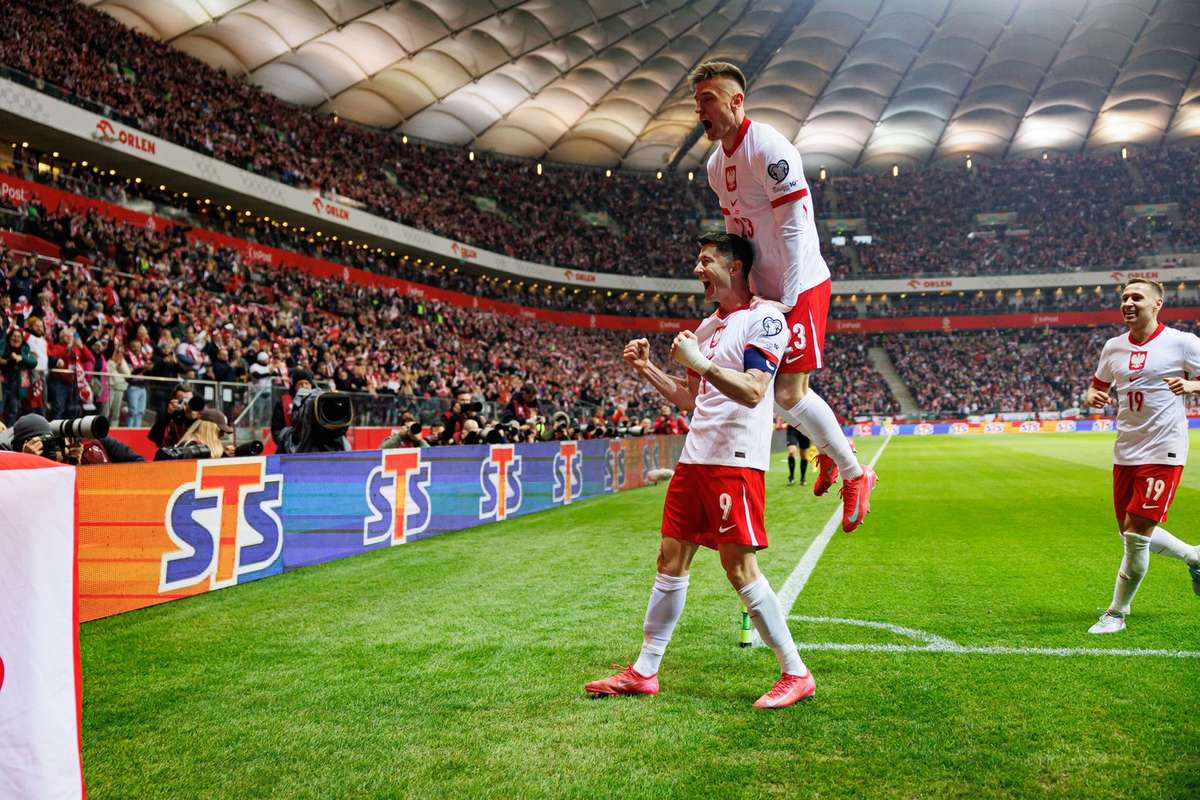 Lewandowski nets late winner as Poland start World Cup qualifiers with win over Lithuania