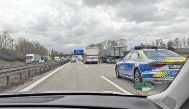 Was könnte so eine Polizei-Kolonne mit 4 gepanzerten Audi Begleitfahrzeugen und 2 Polizei LKWs transportieren? Noch nie so etwas gesehen. Richtung München.