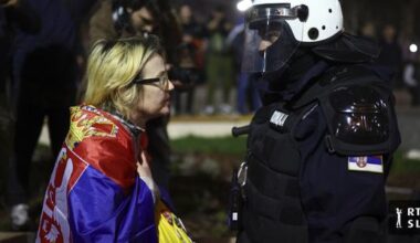 Vučić zanikal uporabo zvočnega topa. Študenti očitajo: S topom ste zadeli našo ljubezen in empatijo.