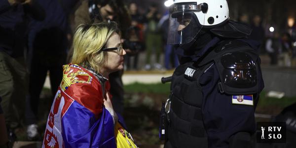 Vučić zanikal uporabo zvočnega topa. Študenti očitajo: S topom ste zadeli našo ljubezen in empatijo.