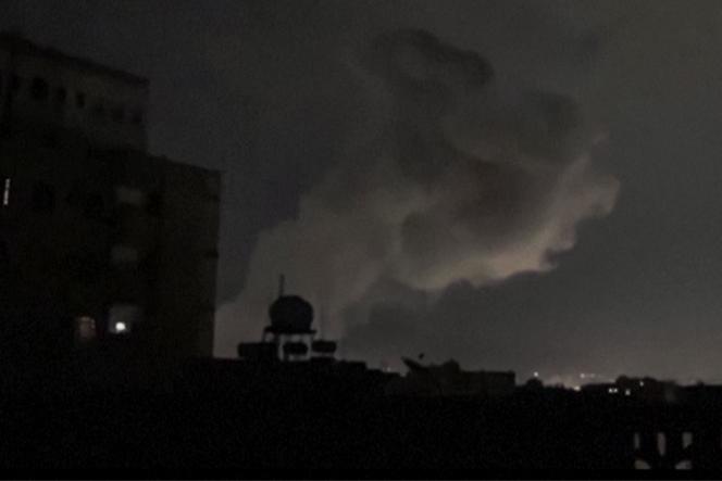 Un panache de fumée à la suite d’un bombardement à Sanaa, la capitale du Yémen, le 15 mars 2025.