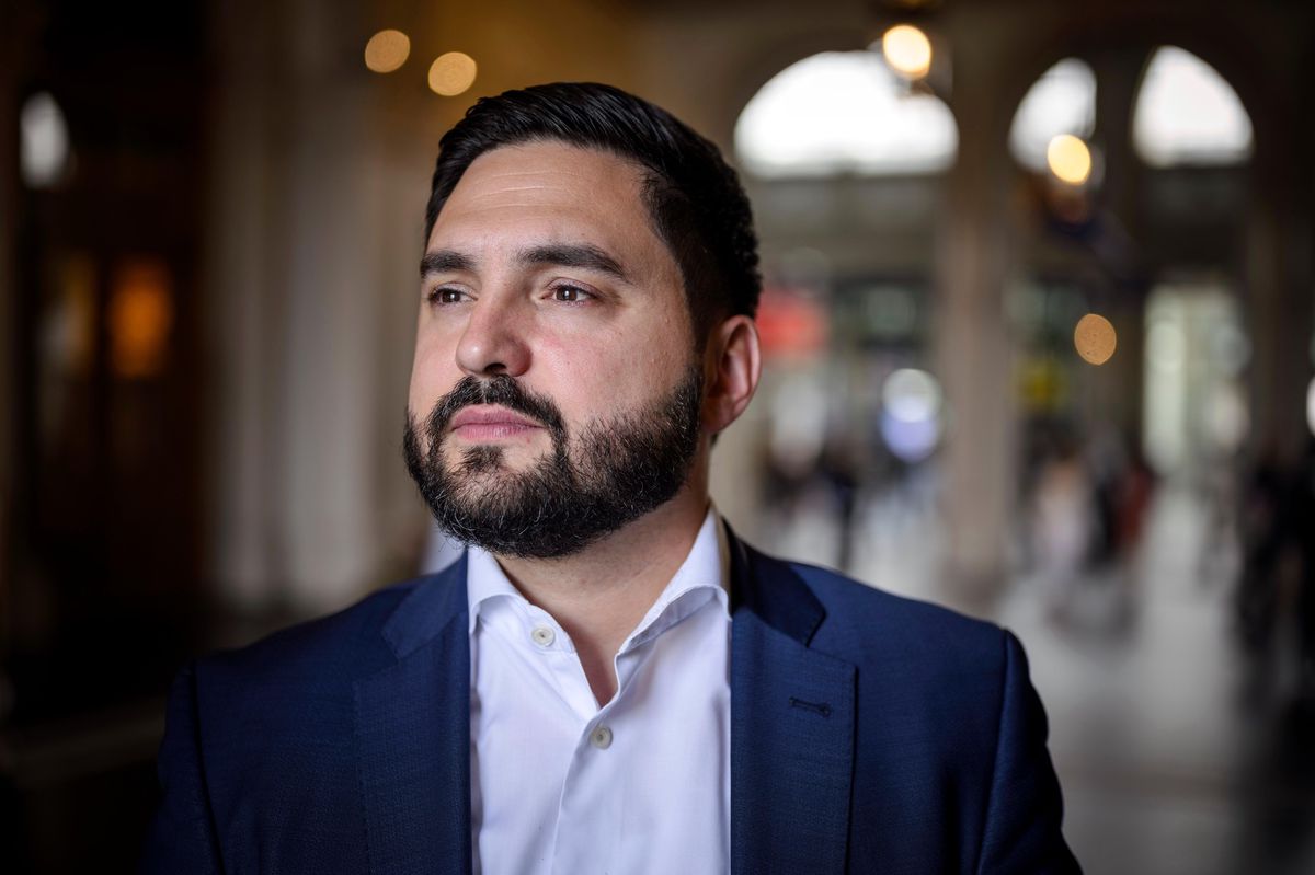 Porträt von Cédric Wermuth im Hauptbahnhof Zürich, diskutiert über Fussball, Politik und Identität.