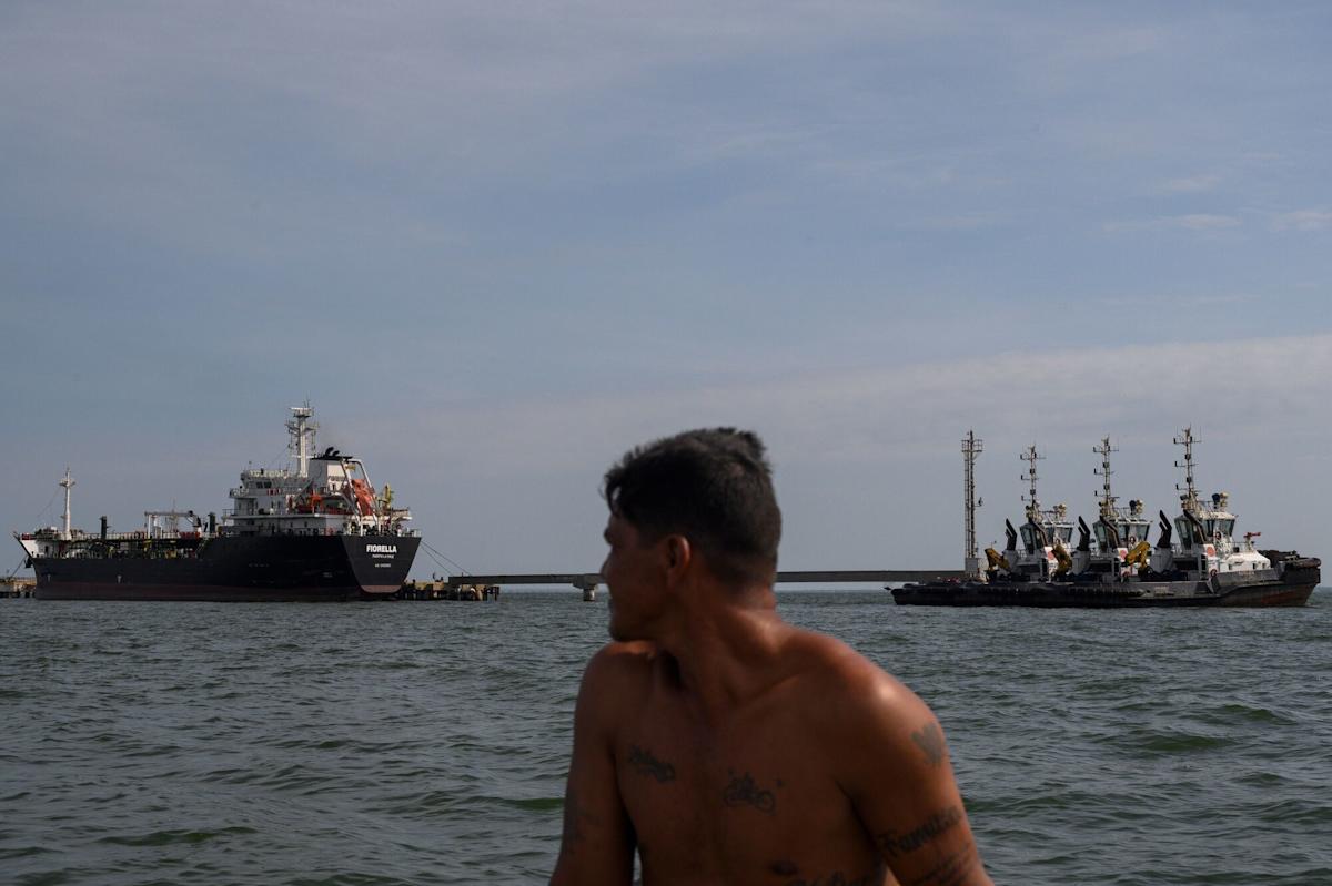 Trump Vows 25% ‘Secondary’ Tariff on Buyers of Venezuela Oil
