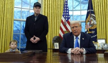 US judges order White House to reinstate fired workers – DW – 03/14/2025