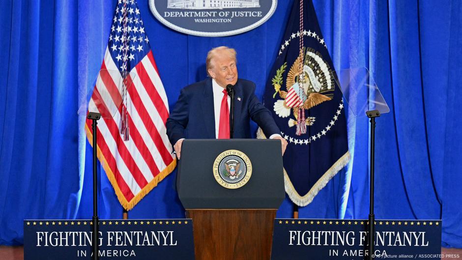 Trump calls media 'corrupt' and 'illegal' – DW – 03/15/2025