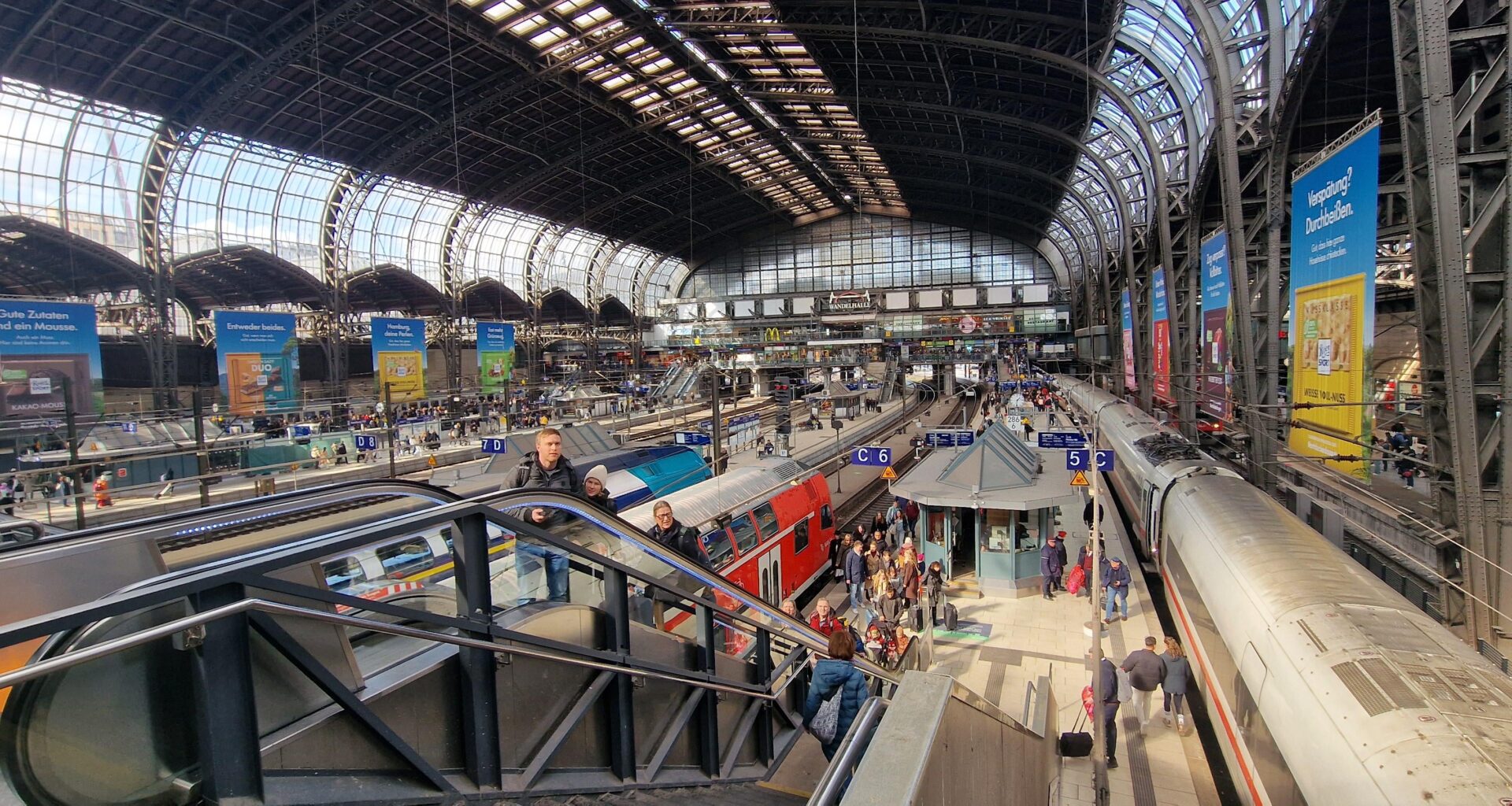 The glories of a european train station, americ*nts could never undestand.