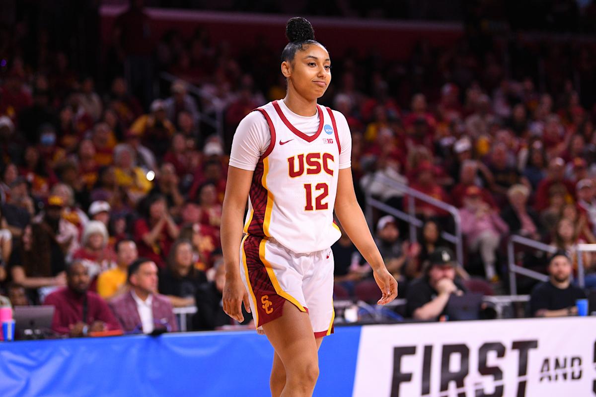 March Madness live updates, scores, bracket: USC, UConn roll in NCAA women's tournament action