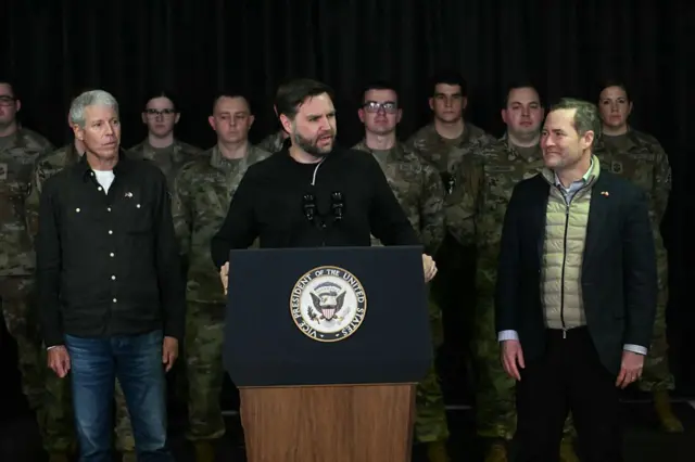 Vance durante su visita a la base estadounidense.