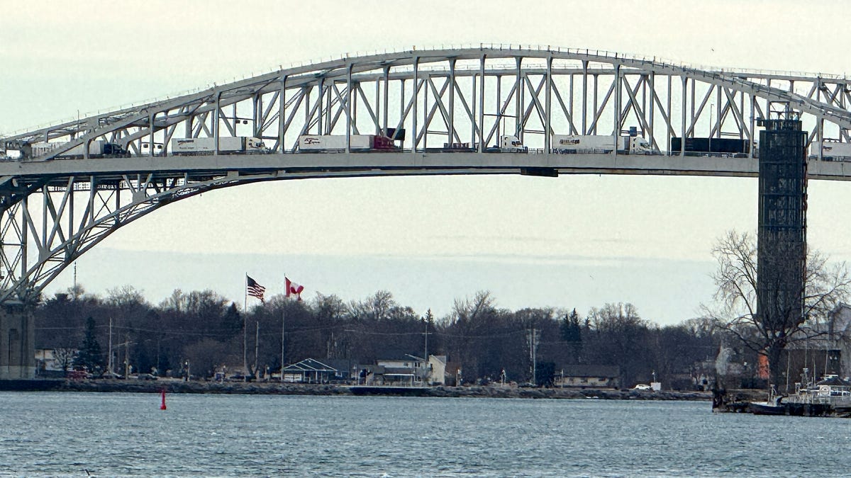 Crews contain crude oil spill in St. Clair River