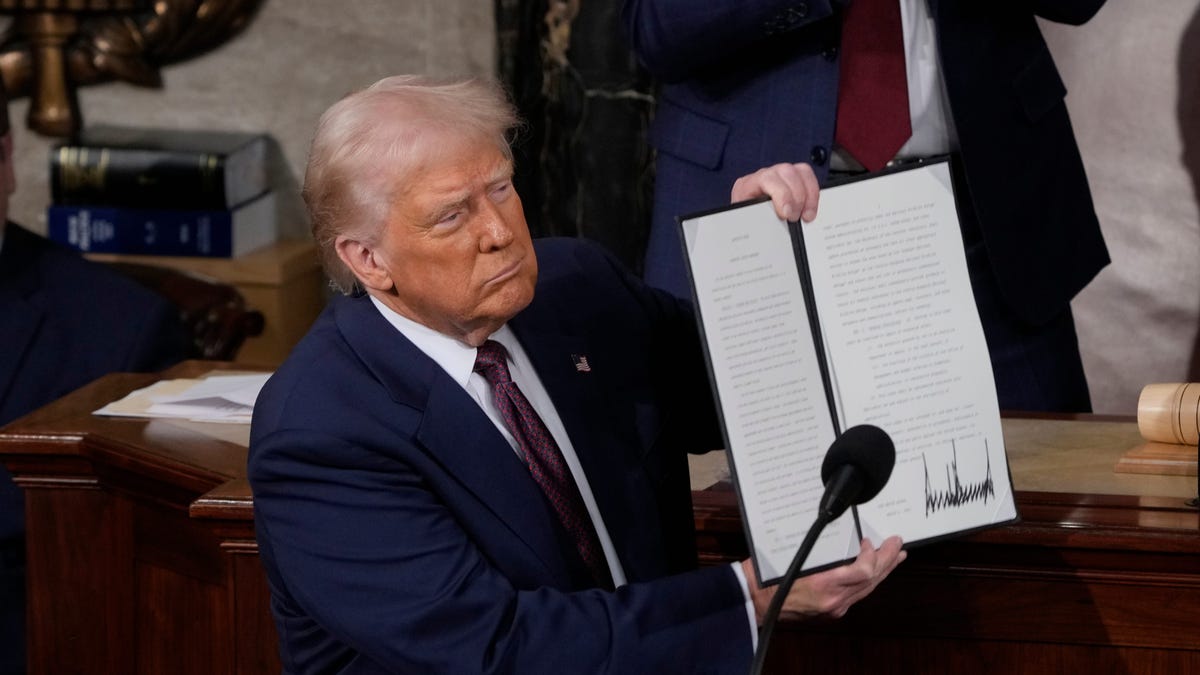 Judge blocks Trump's use of 1798 law to deport Venezuelan gang members