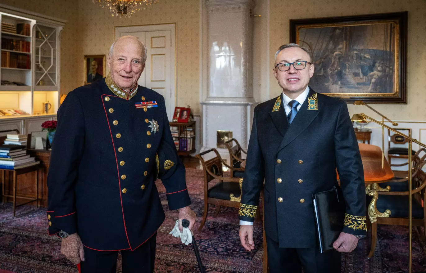 MED KONGEN: Kong Harald mottok i november 2024 Russlands nye ambassadør, Nikolay Viktorovich Korchunov, i høytidelig audiens. Foto: Ole Berg-Rusten / NTB