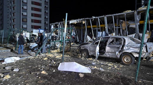 En rysk attack med totalt åtta shahed-drönare drabbade tvåmiljonerstaden Charkiv i onsdags kväll. Minst tolv människor skadades.