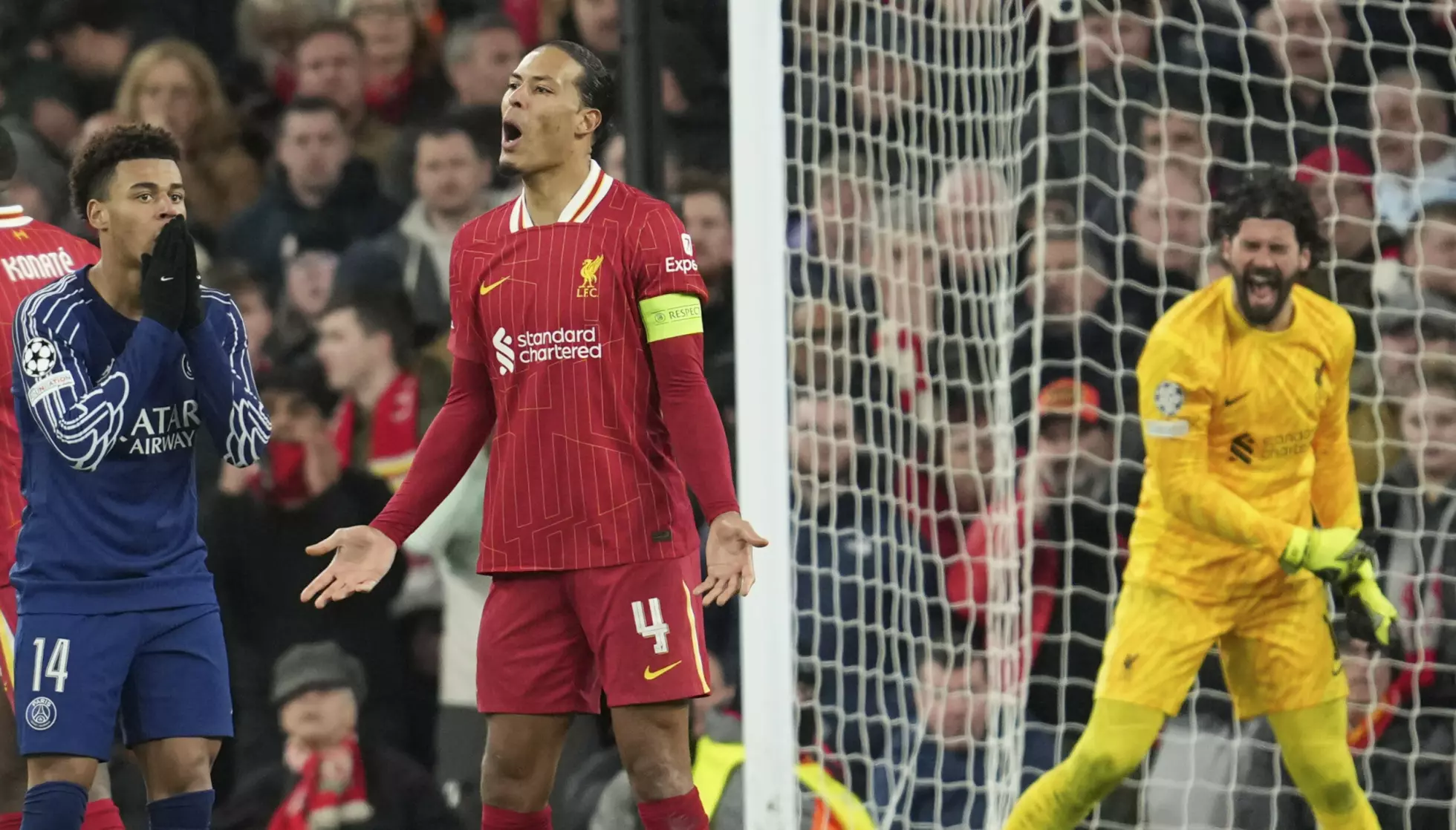 KLAR BESKJED: Verken van Dijk eller Alisson virket fornøyd med at Doue kom seg til en god mulighet innenfor sekstenmeteren. Foto: AP / NTB