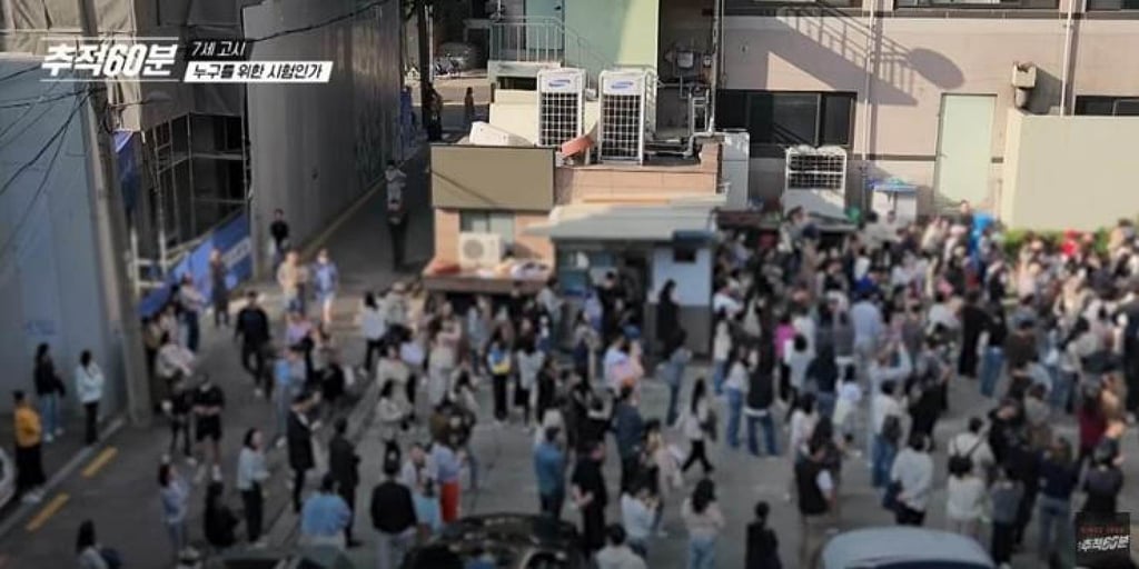 Parents wait outside a famous language academy in Daechi-dong, in Gangnam District in Seoul. Photo: captured from KBS’s In-Depth 60 Minutes