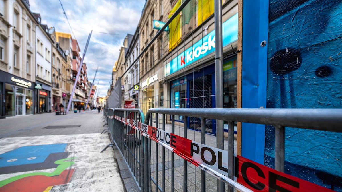 Luxemburg: Steinblock stürzt in Esch auf Gehweg