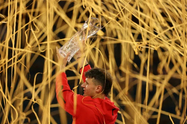 Jakub Mensik of the Czech Republic lifts the championship trophy after defeating Novak Djokovic of Serbia in the Miami Open final. (MATTHEW STOCKMAN)
