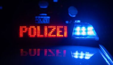 Fahrer erhält nach tödlichem illegalen Autorennen Bewährungsstrafe
Der Mann fuhr viel zu schnell und hatte Alkohol und Drogen im Blut, am Ende war einer seiner Begleiter tot. Nun ist ein 23-jähriger Autofahrer verurteilt worden.
