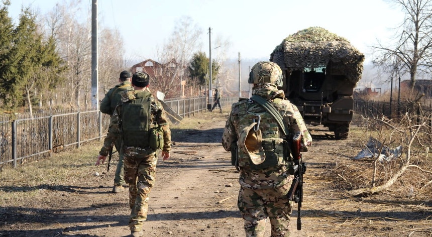 Putin exige rendição de soldados ucranianos em combate na região de Kursk