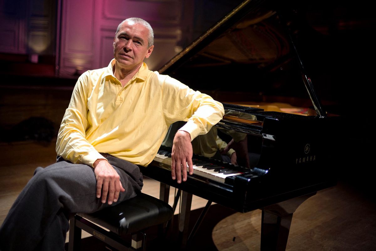 Le pianiste croate Ivo Pogorelich pose devant un piano au hall de concert Gaveau à Paris, le 9 octobre 2014.