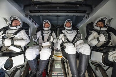 Iš kosminės stoties devynis mėnesius išvykti negalėję JAV astronautai pagaliau grįžo į Žemę