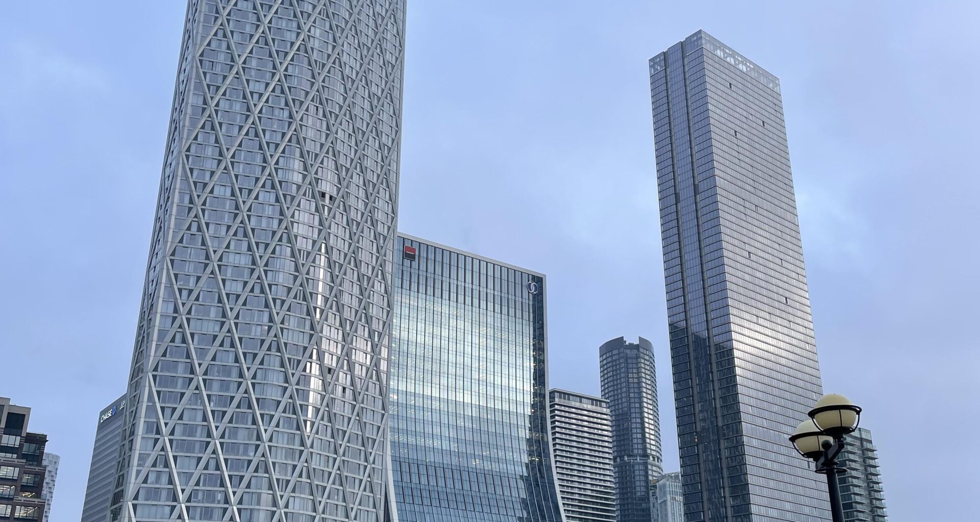 Canary wharf > Dubai