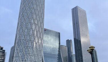 Canary wharf > Dubai