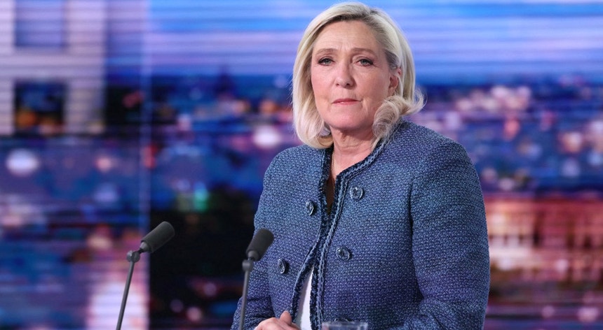 "Pena de inelegibilidade". Marine Le Pen considera condenação "uma decisão política"