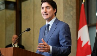 Justin Trudeau dénonce une décision « stupide » après l’augmentation des droits de douane par Donald Trump, qui reconnaît qu’elles vont provoquer « quelques perturbations » pour les Américains