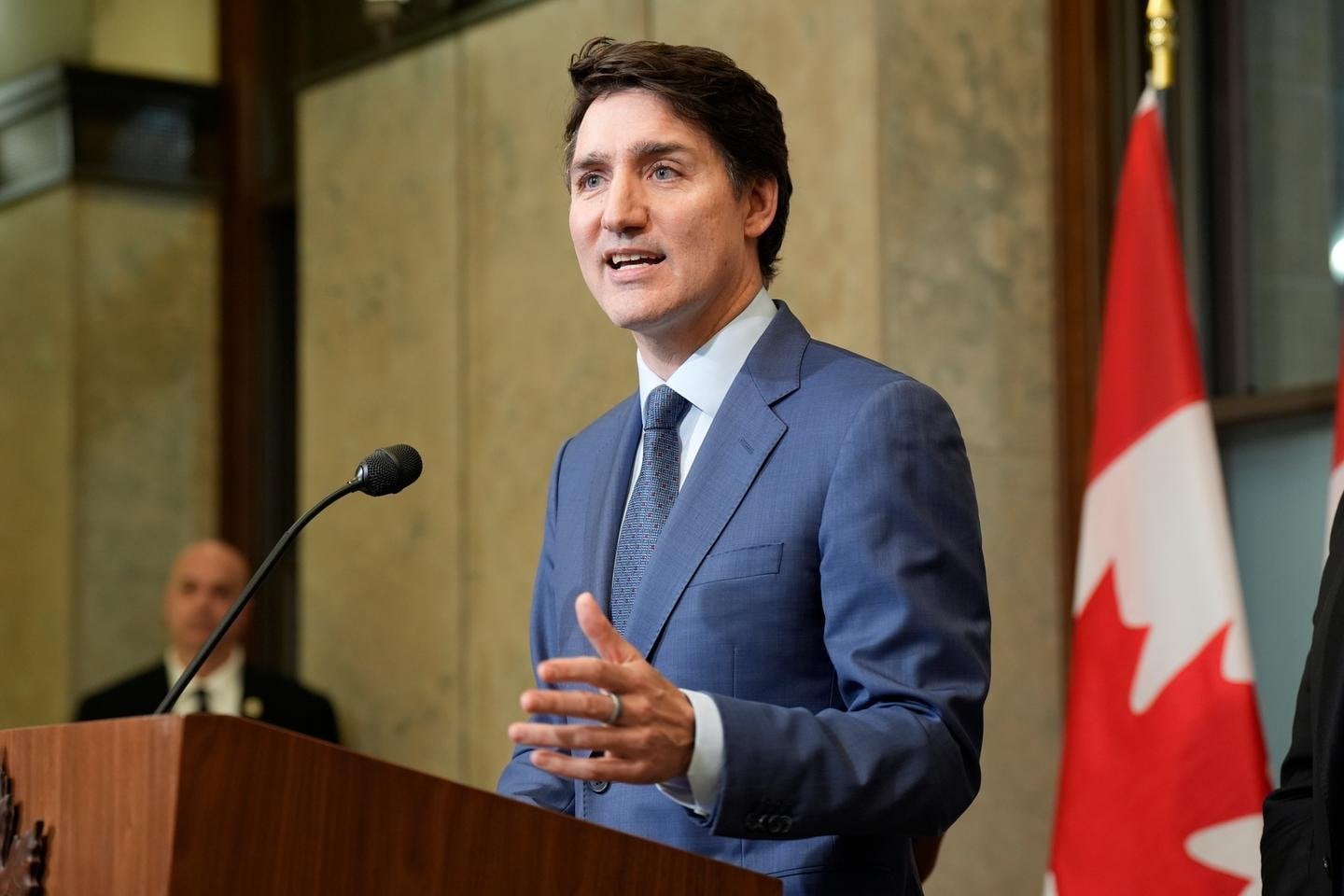 Justin Trudeau dénonce une décision « stupide » après l’augmentation des droits de douane par Donald Trump, qui reconnaît qu’elles vont provoquer « quelques perturbations » pour les Américains