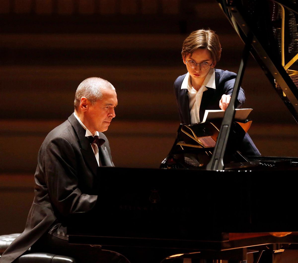 Ivo Pogorelich joue du piano lors d’un concert à la Philharmonie de Berlin, aidé par une personne qui tourne les pages de la partition.