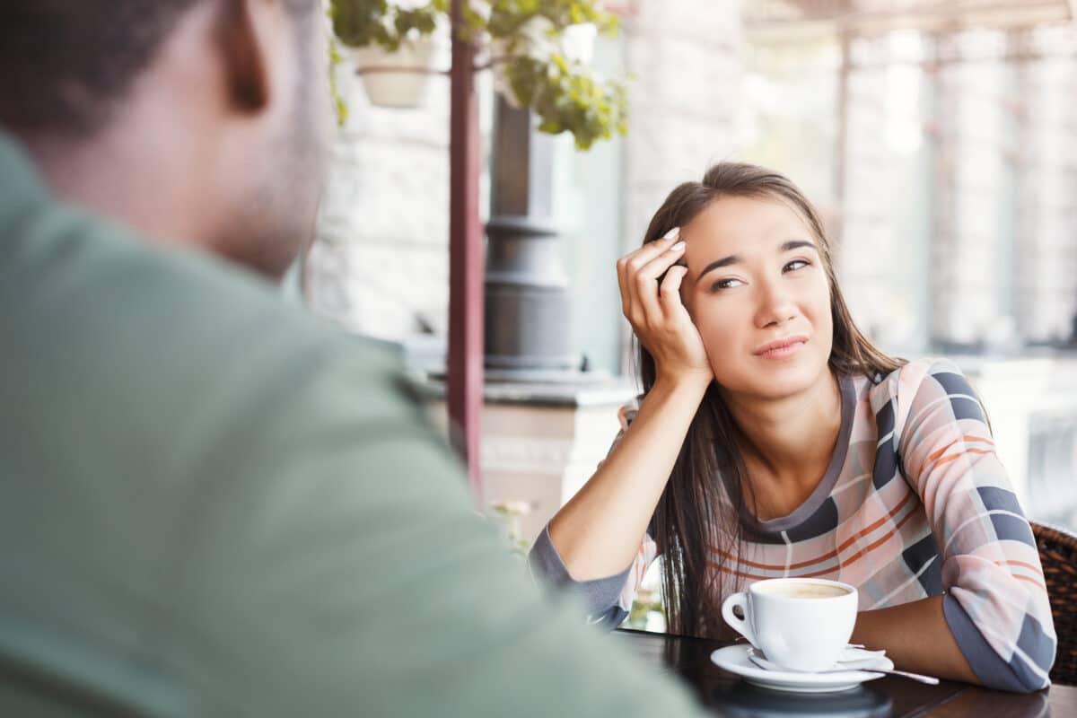 Bored woman gets “the ick” on a date