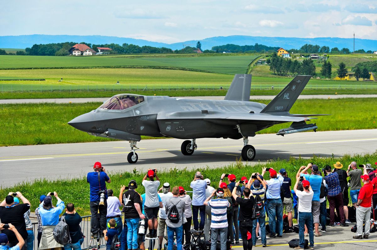 Spotter begrüssen F-35A Lightning II Tarnkappenflugzeug der US Air Force auf dem Militärflugplatz Payerne im Rahmen von AIR2030, Schweiz.