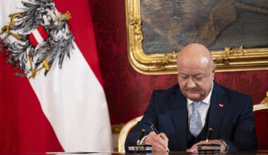 New Austrian government halts family reunions for migrants
