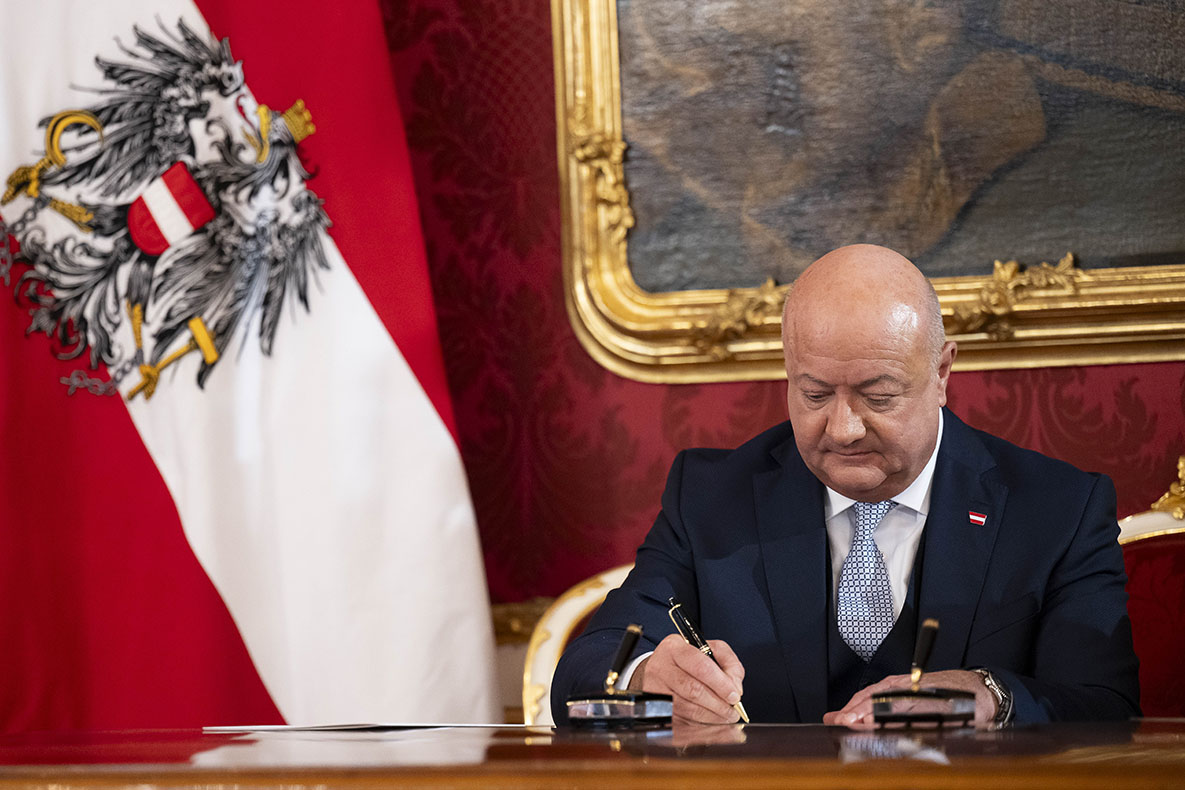New Austrian government halts family reunions for migrants