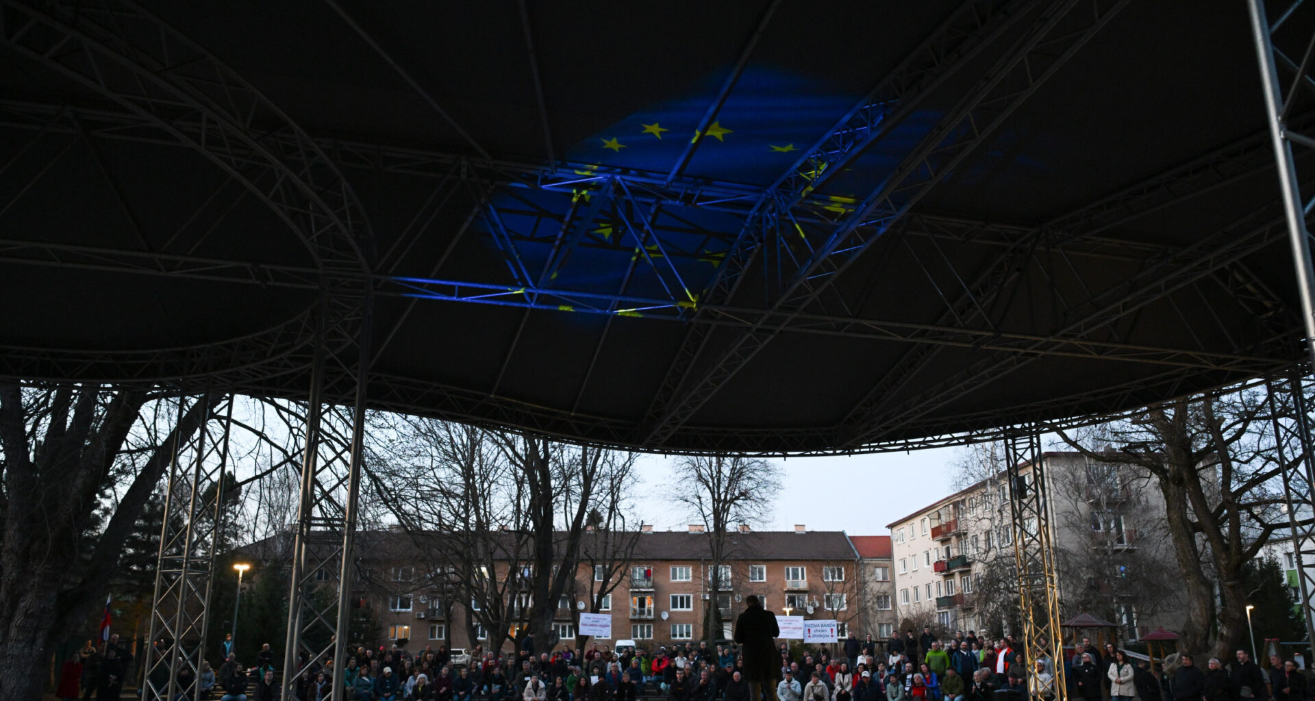 Protest Slovensko je Európa! – Nové Mesto nad Váhom – môj príhovor, fotky a zostrih protestu — Denník N