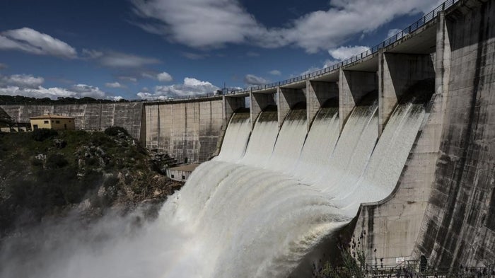 Electricity prices in Spain drop thanks to storms but remain 151% more expensive than a year ago