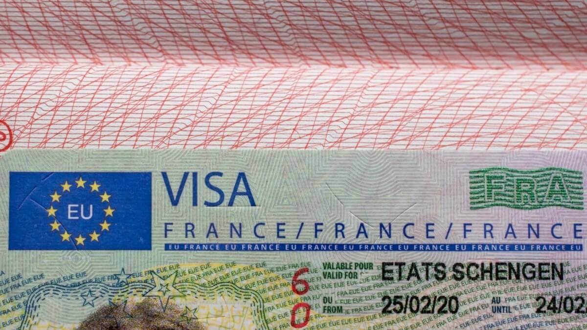 France Cuts Visas for Algerians by 28% Amid Diplomatic Tension