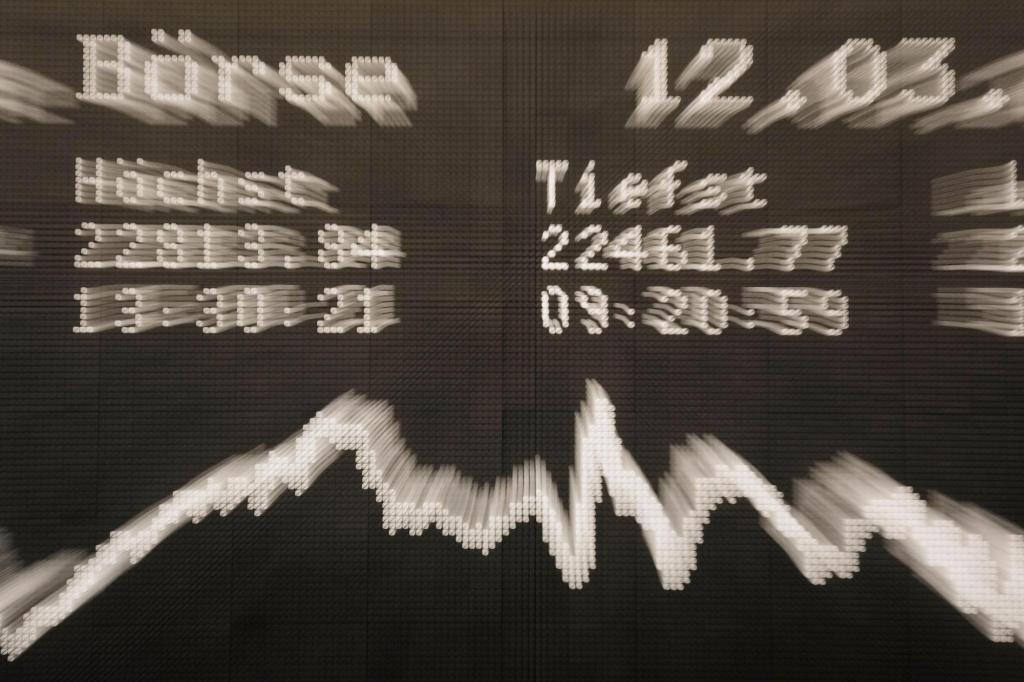 US stocks drift as Trump's latest tariff threat offsets economy news