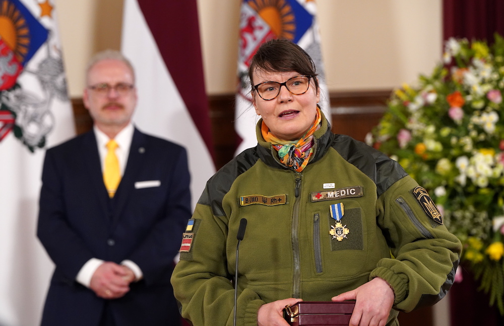 Krievu okupantu drona uzbrukumā ievainota kaujas mediķe no Latvijas - BNN