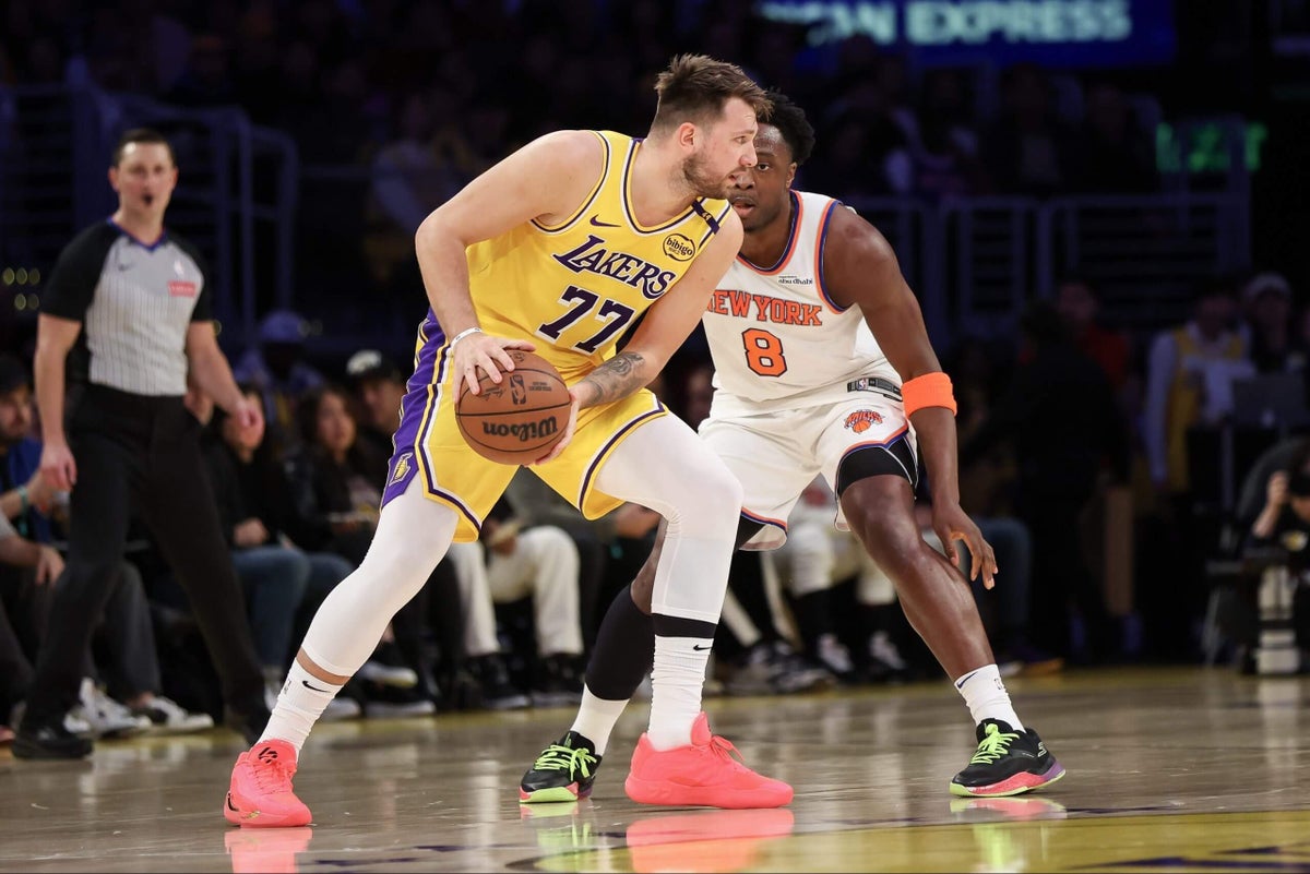 Lakers survive Knicks in OT for eighth straight win; Jalen Brunson suffers ankle injury