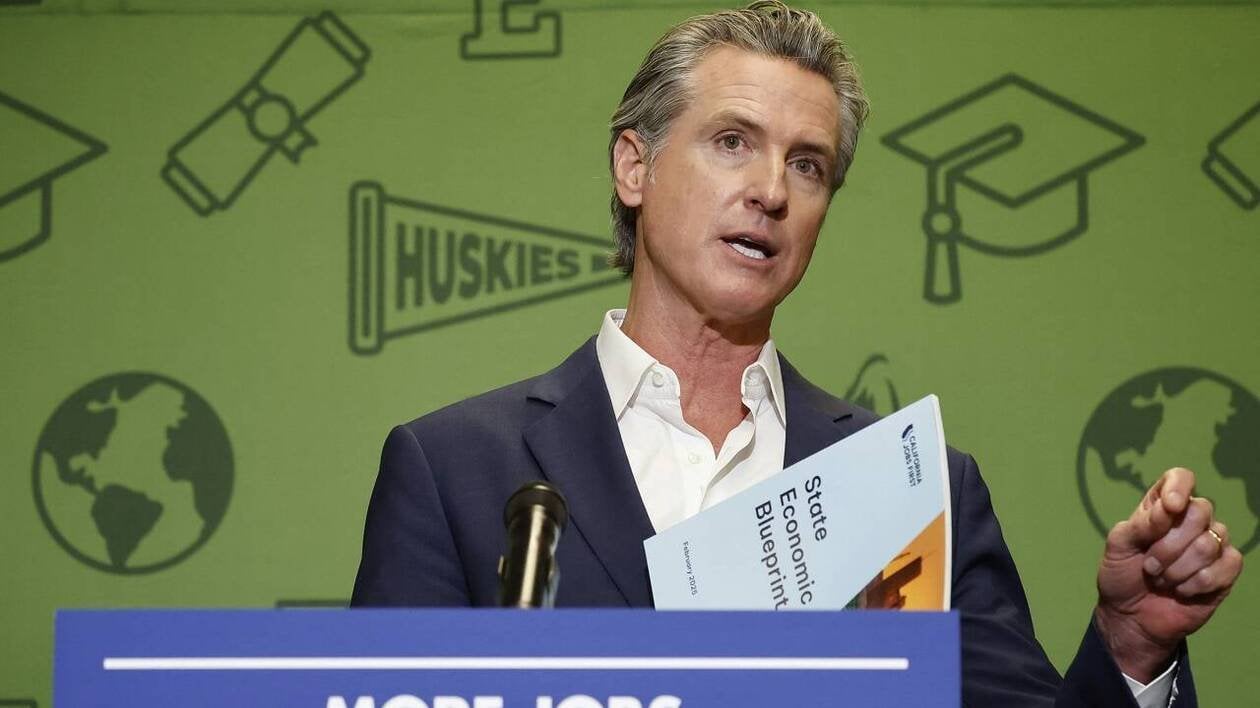 Le gouverneur démocrate de Californie s’oppose à la participation sportive des femmes transgenres