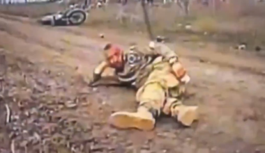 A Russian soldier just waited for the Ukrainian FPV.