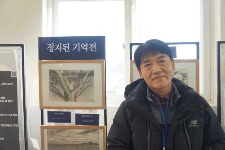 Pak Sung-ki in front of his drawings that are on display at Seon-gam Academy History Museum (2)-1740038608