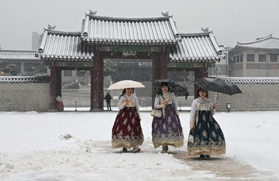 Heavy snow, rain sweep South Korea with more wintry weather ahead