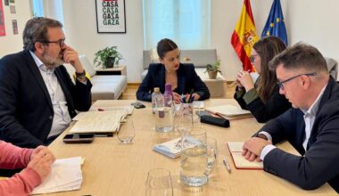 La alcaldesa de Rivas y la ministra Sira Rego abordan la situación de vulneración de los derechos de la infancia en la Cañada Real