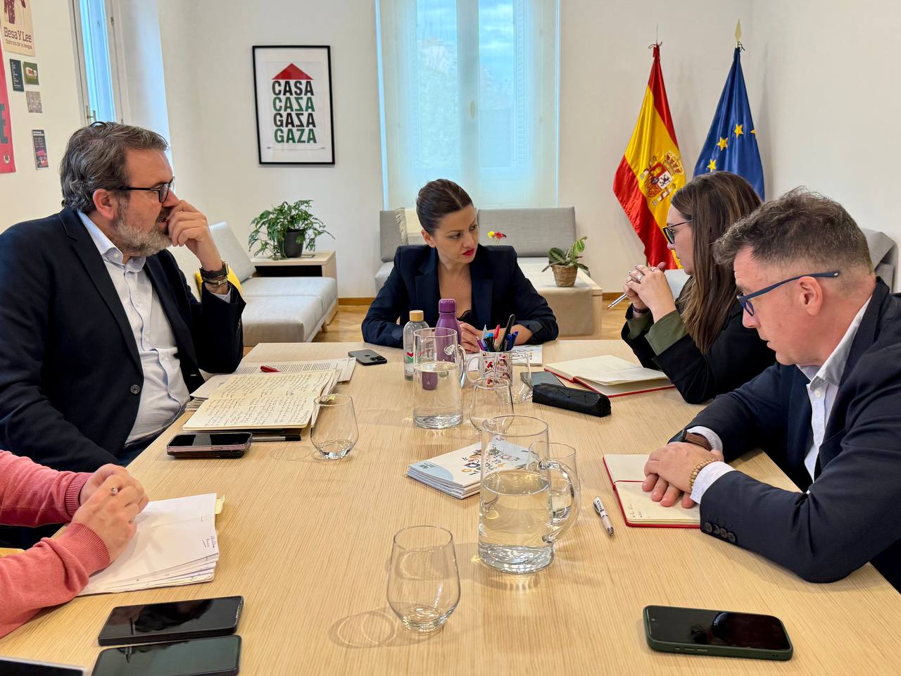 La alcaldesa de Rivas y la ministra Sira Rego abordan la situación de vulneración de los derechos de la infancia en la Cañada Real